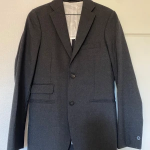 Grå ullkavaj från Our Legacy - Väldigt fin grå ullkavaj från Our Legacy. Storlek  XS men något over sized fit. 