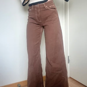 Bruna jeans  - Bruna jeans från Bershka, inköpta i självaste Spanien! Mid-Waisted och lagom långa (177 cm lång och lite större i storleken). Oversized modell och super sköna. Perfekta höstjeansen!🍁