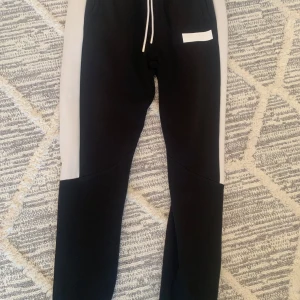 Hugo Boss byxor herr - Säljer ett par hugo boss byxor eftersom min bror inte fått användning för dom, Storlek M men kan passa någon med storlek S också.