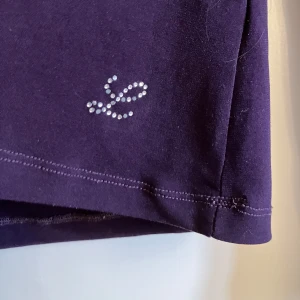 Lila tröja - Lila tajt t-skirt med jätte gulliga paljetter på. Köpt för 250kr.