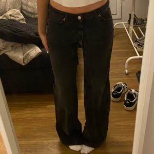 Low waisted jeans/lågmidjade jeans - - endast testade på en fåtal gånger (är i nyskick)🌸 - storlek 27/32🌸 • (innerbenslängd = ca 82cm)🌸 • (midjemått = ca 41cm)🌸 • (hela benet = ca 101cm)🌸 finns ca 3-4 väldigt små klippta ”hål” inuti byxan för att man ska kunna göra ”snöre-hacket” runt m