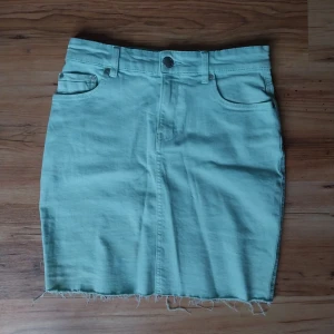 MintGrön jeanskjol - Säljer en snygg mintgrön/turkos jeanskjol. Perfekt för en avslappnad sommarlook! 💚