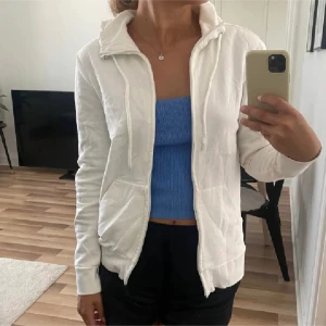 Hoodie - Så mjuk zip hoodie strl xs, väldigt ostruken på bilden tyvärr. OBS dragkedjan är trasig därav billigt pris! 🤎