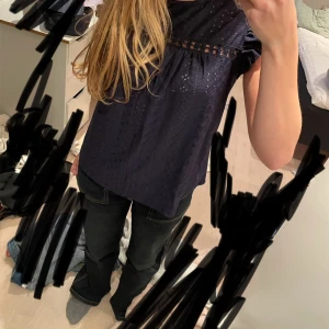 Marinblå blus - Säljer denna helt nya marinblåa blusen då den inte riktigt faller mig i smaken. XS/34/2 Använd Max 2 ggr inkl denna. Jätte bra skick, inga defekter. Tryck gärna på köp nu eller kontakta mig om du undrar något ❤️