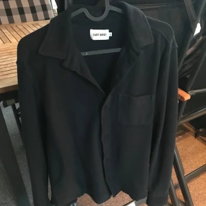 Mörkblå overshirt - En mörkblå overshirt i väldigt bra skick. skriv vid frågor 