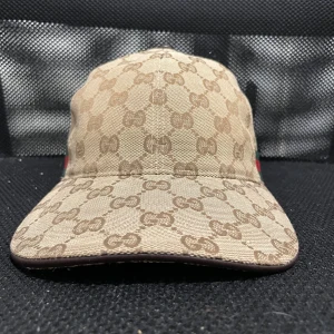 Gucci keps  - !!OBS SÄLJER INTE KEPSEN!! Kepsen är 100% äkta, kolla vilken yt video som helst och du får bevis. Den är i storlek M och jag vill byta mot en S eller XS. Endast beige ingen svart eller grå blå