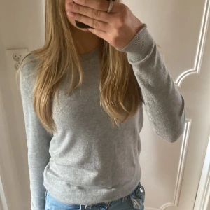 Grå stickad tröja - Säljer denna jätte fina grå stickad tröjan från lager 157. Endast använd 1 gång så väldigt bra skick. Perfekt nu till hösten 🍁Priset kan diskuteras 💕💕