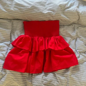 Röd volangkjol från Neo Noir - Säljer en superfin röd volangkjol från Neo Noir. Den är i nyskick!❤️Nypris 449kr!! Den är ungefär 36/38, passar mig som brukar ha 36/38 men är stretchig så passar lätt