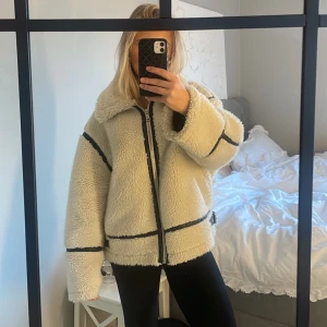 Teddy jacka  - Teddy/pile jacka i bra skick men använd! Fluffet har skadats lite vid armarna (inget som man tänker på) kom privat för bilder. Köpt för ca 1200! 