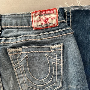 True religion jeans - I jättefint skick low waist storlek 25 74cm innerbenslängd