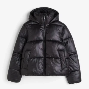 H&M puffer jacka - Säljer denna populära jackan från H&M. Den är varm och perfekt nu till vintern💗 skriv gärna vid frågor eller fler bilder!☺️💗