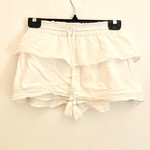 Kjol - Härlig kjol från Gina tricot i storlek 146/152✨ Den är vit och har inte kommit mycket till användning! Tveka inte att skriva vid frågor!🤩