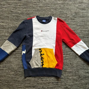 Flerfärgad sweatshirt från Champion - Flerfärgad sweatshirt från Champion i stl S. Det passar för en slimmad fit till Herr eller lite lösare till en tonåring / dam i small. Inköpt på Footlocker. 