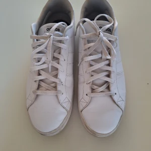 Adidas skor - Ett par fina adidas skor i bra skick. Pris kan diskuteras