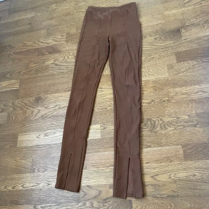 Bruna byxor/leggings - Använda 2 gånger, inte min stil men dom är cute! Färgen visas inte bra på bild men dom är varmbruna Nyskick Nypris: 149