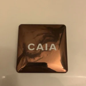Caia bronzer - Säljer min Caia glow bronser. Älskar den jätte fin färg inte använd mycket alls. Säljer pga att jag har för mycket smink och inte behöver sälja av lite☺️ Ny pris 395kr säljer för 160kr  då den knappast är använd. Färgen ANTIGUA