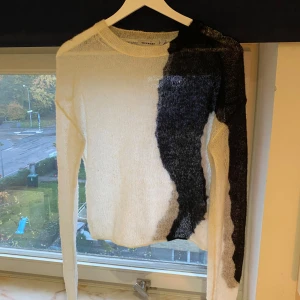 Svart/vit topp - Trendig svart/vit topp från weekday. Storlek M men passar allt från xs-m skulle jag säga. 