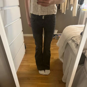 Low waist bootcut jeans - Säljer ett par jättesnygga gråa bootcut jeans från Gina Young i storlek 146! Säljer på grund av att de inte kommer till användning men de är skitsnygga!