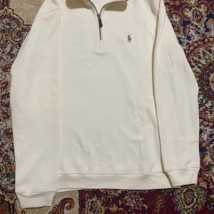 Ralph Lauren tröja  - Har knappt använt den är typ helt ny. Jag gillar inte färgen så mycket därför säljer jag den. Om man vill ha flera bilder så är det att skriva bara.Priset kan diskuteras.