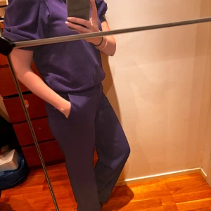 Slay outfit-matchande set byxor/ topp och kofta - Setet består av: 1.	Stickad kofta från Lindex- det står st xs/s. Den ljusa lila nyansen är trendig. Pris: 300kr 	2.	Byxor  från Lindex st 38 Bekväma byxor i samma lila färg.3 romantisk .topp med puffärmar - st smäll. 250kr 