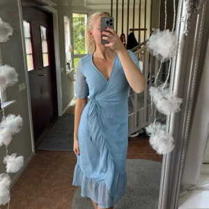 Blå klänning  - Blå klänning i midimodell