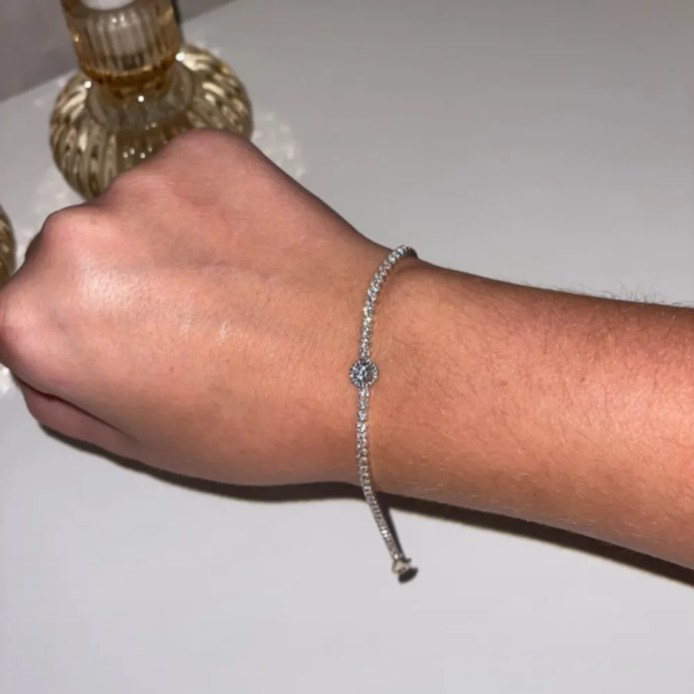 Silver armband från Pandora. Fick två Pandora armband som present men använder bara guld, så den silvriga har aldrig använts men glänser otroligt fint i ljus🥰 18 cm. Accessoarer.