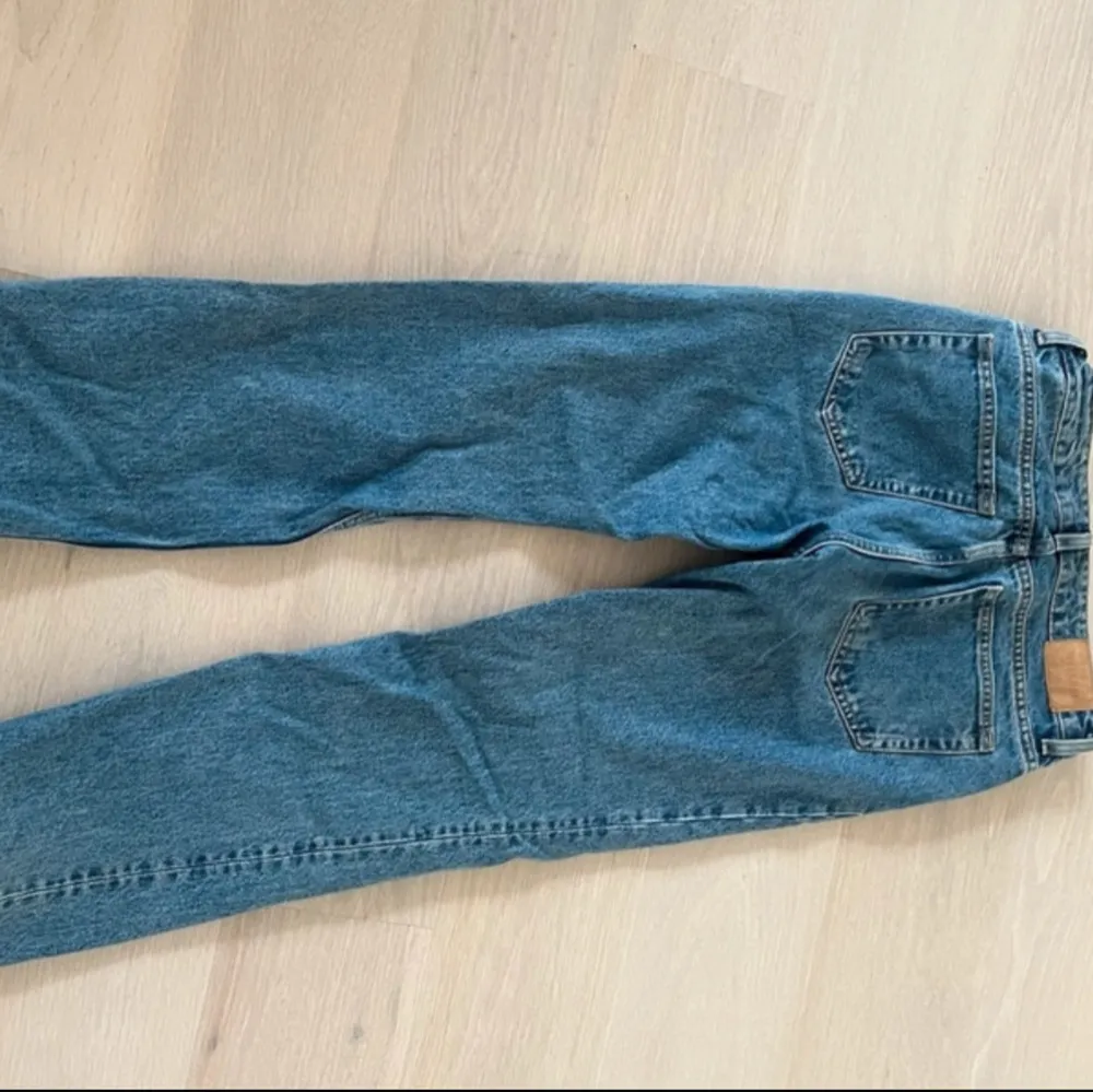 Jätte snygga jeans, använt fåtal gånger🤍. Jeans & Byxor.