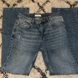 Jeans med hål - Säljer dessa utsvängda lågmidjade jeans med hål💕 Använda få gånger i nyskick