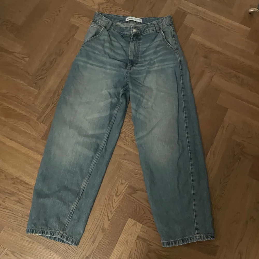 Säljer ett par bershka jean i baggy fit. De har en avslappnad stil med breda ben och är perfekta för en casual look. Byxorna har fickor både fram och bak, och är i ett slitstarkt denimtyg. Perfekta för vardagsbruk! Storlek 36 men passar 31. Jeans & Byxor.