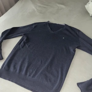 J LINDEBERG TRÖJA - Tja! Säljer en snygg J Lindeberg v ringad 100% merinoull tröja i fint skick⭐️❤️ Storlek L men mycket mindre i storlek passar definitivt M💯❤️