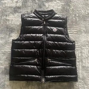 Moncler Gui Down Vest storlek L, NFC funkar  Aldrig använt, Ny skick  Möts upp i Stockholm 