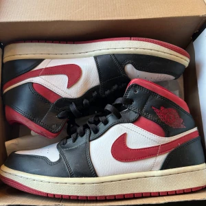 Jordan 1 Mid - Köpt 3 år sen på mall of scandinavia, knappt använda. Det finns knappt något crease på skorna. Storlek 42.5