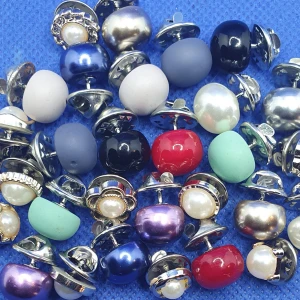 Pins/Knappar  5-15 Random/Önskemål - Små pins i olika färg, används som pins / knappar. Kan skickas random, skickas också efter dina önskemål (alla lika/olika färg, 2 av varje ect) bara säg till hur du vill göra, tryck på köp här (vill du köpa fler så meddela mej så ändrar jag annonsen efter dina önskemål) eller meddela mej vad du vill ha och vilken frakt (ex vanlig post 18÷)      5st 29÷ 10st 49÷ 15st 65÷ Titta igenom alla mina upplagda och köp fler saker i bundle för att spara på frakten och få allt du köpt i ett och samma paket