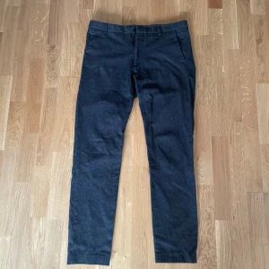 Brothers Kostymbyxor  - Säljer dessa kostymbyxor som är inköpt för några är sedan, bra skick då dem inte använts supermycket. Köpte dem för 899kr, byxorna sitter bra på mig och jag har vanligtvis 32/32
