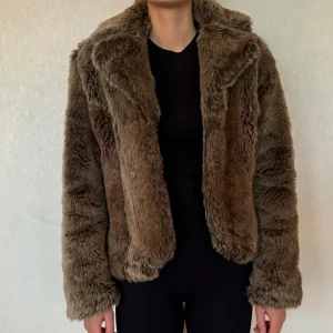 Fuskpäls  - Passar storlek Xs-S om man vill ha mer oversize personen på bilden är 170 