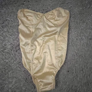 Supersnygg satin  body!! - Säljer denna i st S för får tyvärr ingen användning för den!! Pris går såklart att diskutera💛💛