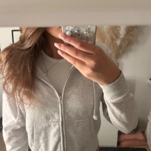 Hoodie  - Grå hoodie från H&M. Storleken är L men den sitter som en xs/s
