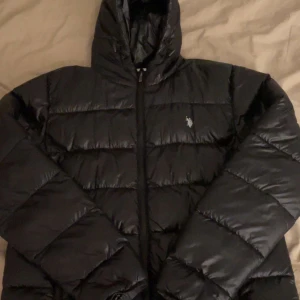 Polo jacka glänsig - En varm och ganska så tjock jacka perfekt nu till vinter skick 9/10