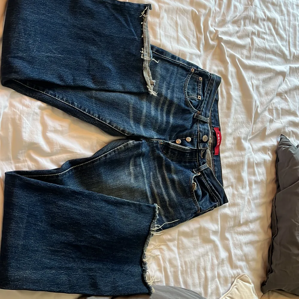 Mörkblåa jeans från märket Only. Skulle säga att de sitter ganska midwaist. Använd några gånger men i bra skick. Pris kan diskuteras. . Jeans & Byxor.