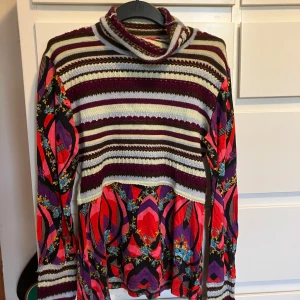 Stickad tröja från Christian Lacroix - Vintage tröja med polokrage i 77 procent ull.  Från märket Christian Lacroix. Står L men det är absolut S, se referensbild på mig. I mycket bra skick. 