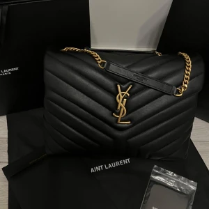 Ysl väska  - Säljer nu min älskade Saint Laurent väska i storlek medium som dessvärre inte kommer till användning, väskan är i super fint och tagit hand om den bra. Allt på bilden medföljer,tags,box osv. Priset går att diskuteras endast vid snabbaffär.