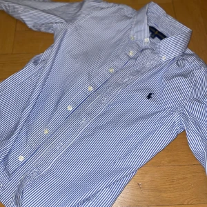 Ralph Lauren skjorta - Tja! säljer denna super snygga Ralph Lauren skjortan i storlek 12 dvs 12 år!🔥 Denna passar dig som är runt 152-158! HELT NY! endast använd 1 GÅNG!🙌🙌  Bara att fråga om du undrar något!😁  