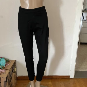 Indiska svarta cigarettbyxor cigarette pants - Dragkedja i benslut. Dammiga av att ha legat på vinden.