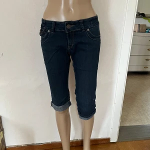 Capri jeans trekvartsbyxor byxor sommar piratbyxor - Vänster ben är uppvikt ett varv medan höger ben är som byxan är sydd. En liten fläck enligt sista bilden, vet inte vad det är och har inte testat tvätta bort den. Inget annat att anmärka på. Storlek 10.