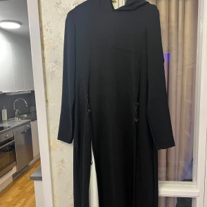 klänning  - Detta är en två delars maxiklänning, alltså en enkel vit klänning under och sedan en svart klänning/cardigan över.  Storlek 38 använd 2 ggr hör av er vid intresse eller frågor!🫶