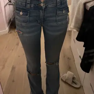 Jättefina bootcut jeans ljusblåa med hål  