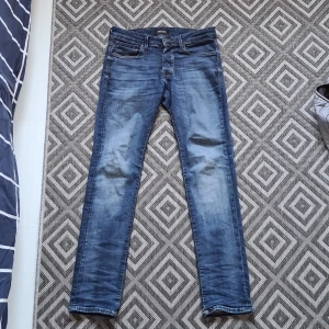 Jack and jones jeans - Säljer dessa snygga jack and jones jeans i storleken 28/32 bra skick och inga fläckar, skriv gärna om du har nån fråga eller vill ha nån mer bild!