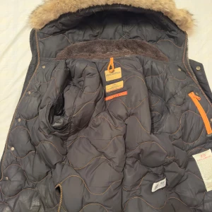 Parajumpers - Right Hand - Äkta Right Hand som passar perfekt som vinterjacka. Alla vinterjackor säljs numera utan päls, vilket gör den här versionen lite mer eftertraktad. Pälsen är avtagbar.  Storleken är XS men passar som S/M. Priset kan eventuellt diskuteras. Kvitto finns.