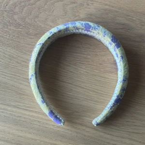 Diadem - Jättefint blommigt hårband🌸. Kommer inteihpf var det är köpt men jag köpte det för cirka 100kr🩷. Hårbandet har lite smink på insidan men syns inte när man har på sig det.💞