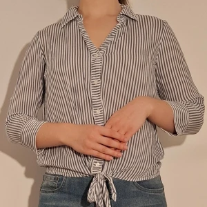 Blårandig blus med knyte - Blårandig blus med knyte.  (Sista bilden visar trljans material)